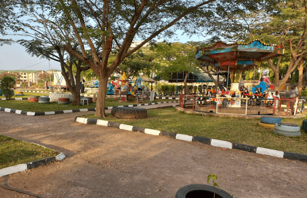 Monoliza-Park Street View