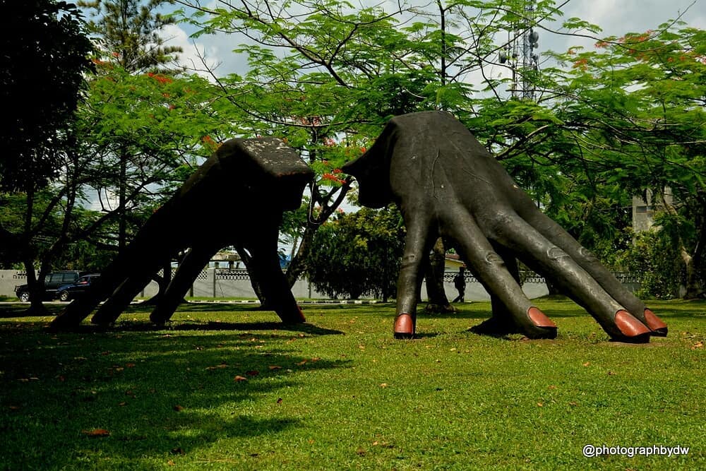 both hands in fingers park cross river
