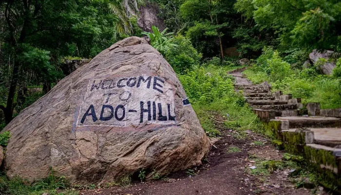 1024px-Ado_awaye_hill_01