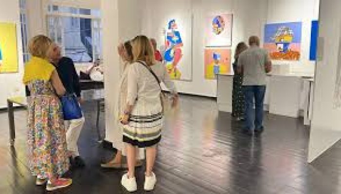 Moeshen Art Gallery With People