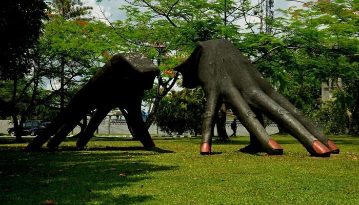 both hands in fingers park cross river