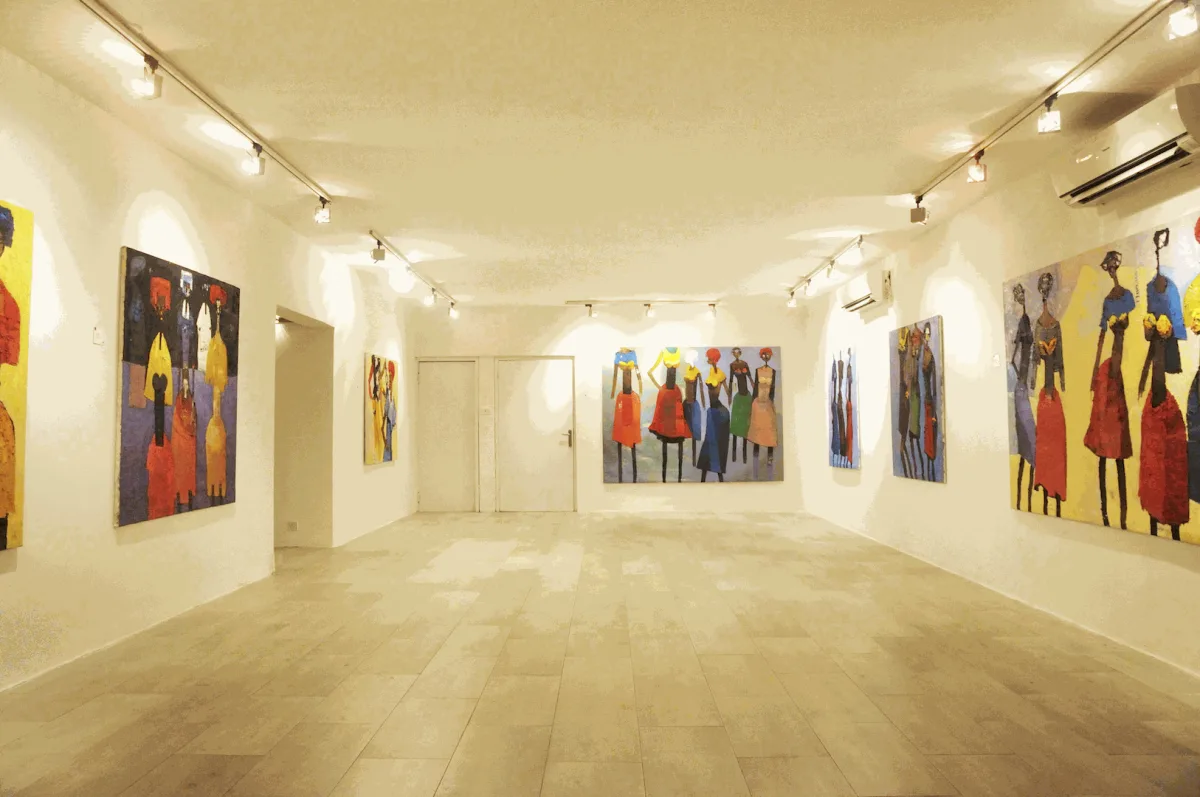inside omenka gallery